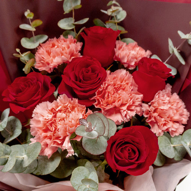 HKMDG06 - Loving Grace - Carnations, Roses
